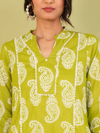 Women Green Cotton Kurta with Ethnic Motif Print Regular Fit Kurta